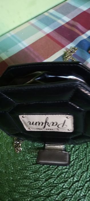 Malutka torebeczka z łańcuszkiem.