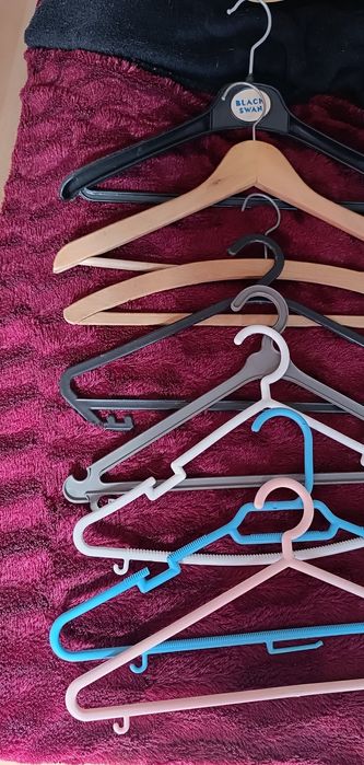 8 cabides usados para roupa