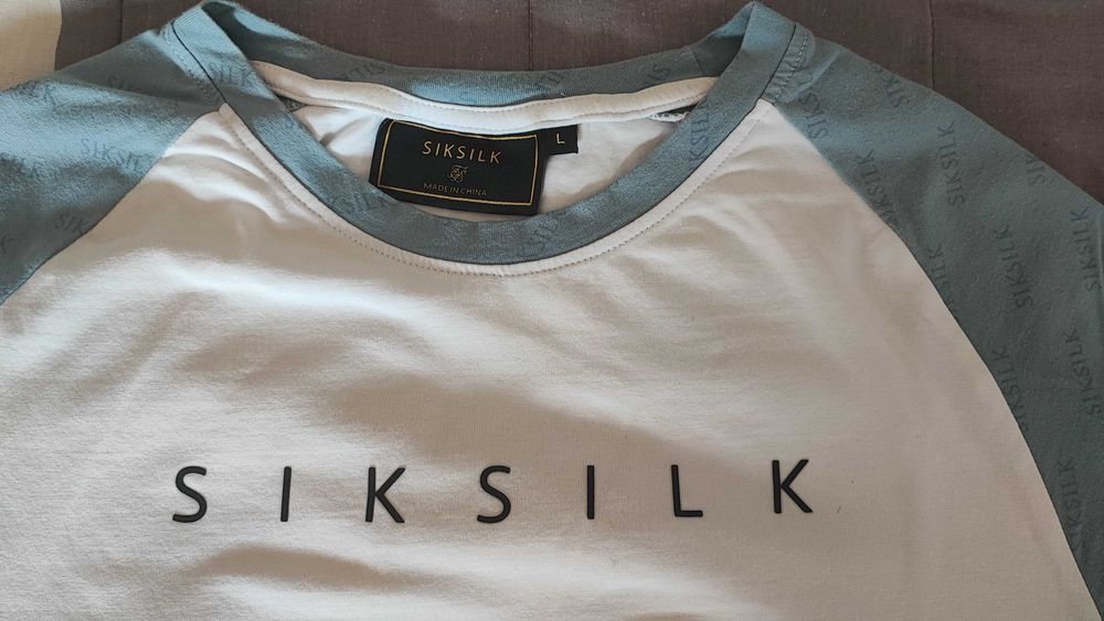 T-shirt Siksilk branca e azul