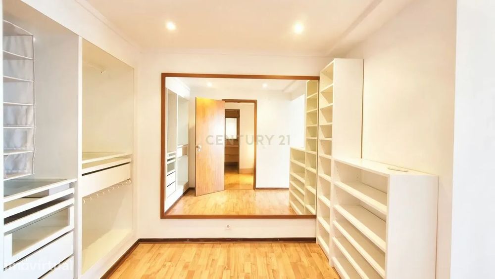 Apartamento T2 com Vista Mar em Sesimbra, Setúbal