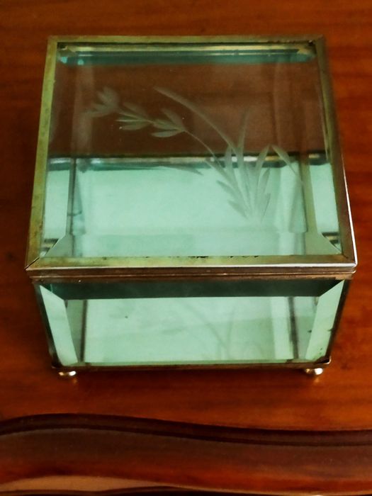 Шкатулка хрустальная.С гравировкой.10х8.Франция