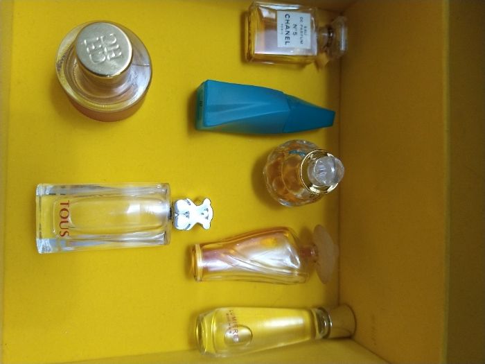Perfumes - miniaturas - coleção