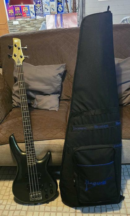 Baixo Ibanez SDGR (2002) e amplificador Laney RBW200 (200 W)