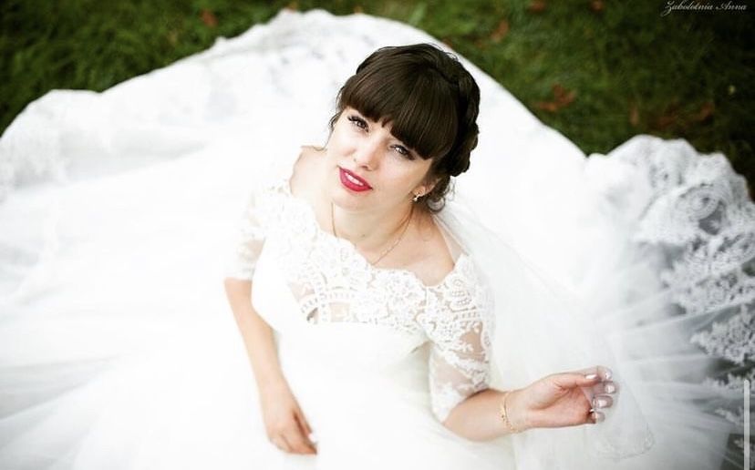 Весільна сукня не вінчана , фата в подарунок