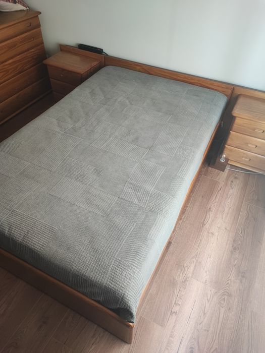Cama, colchão, cabeceira e mesas de cabeceira em madeira maciça