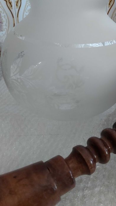 Candedeiro de teto de madeira trabalhada, links y cristal decorado.