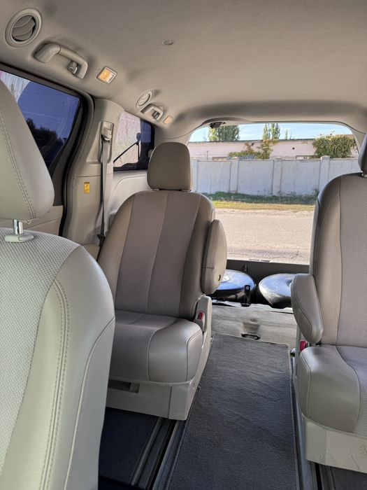 Toyota Sienna 2012 рік