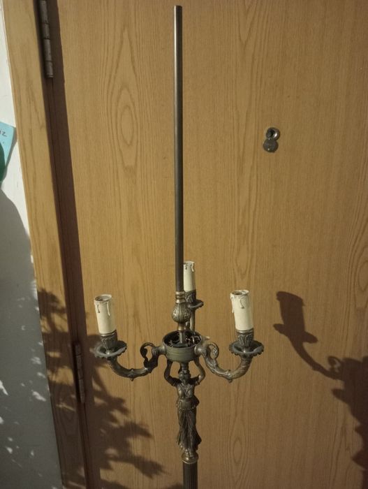 Candiero antigo de pé alto latão