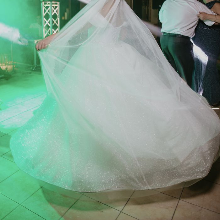 Весільна сукня пишна , біла , блискуча