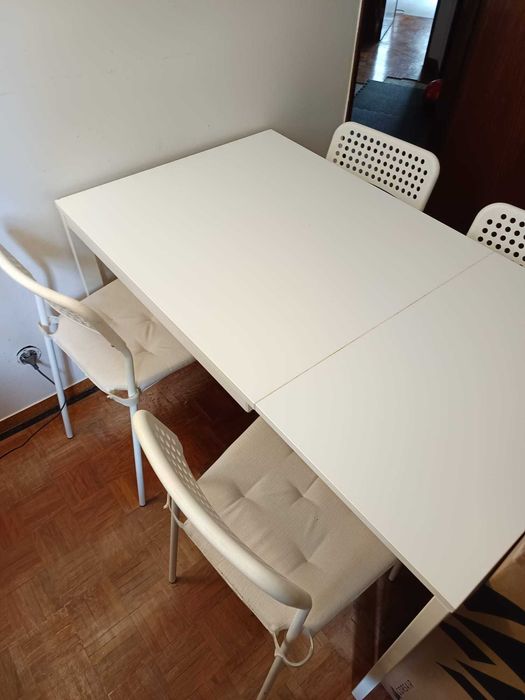 Conjunto mesa de jantar  VIHALS e 4 cadeiras em branco IKEA