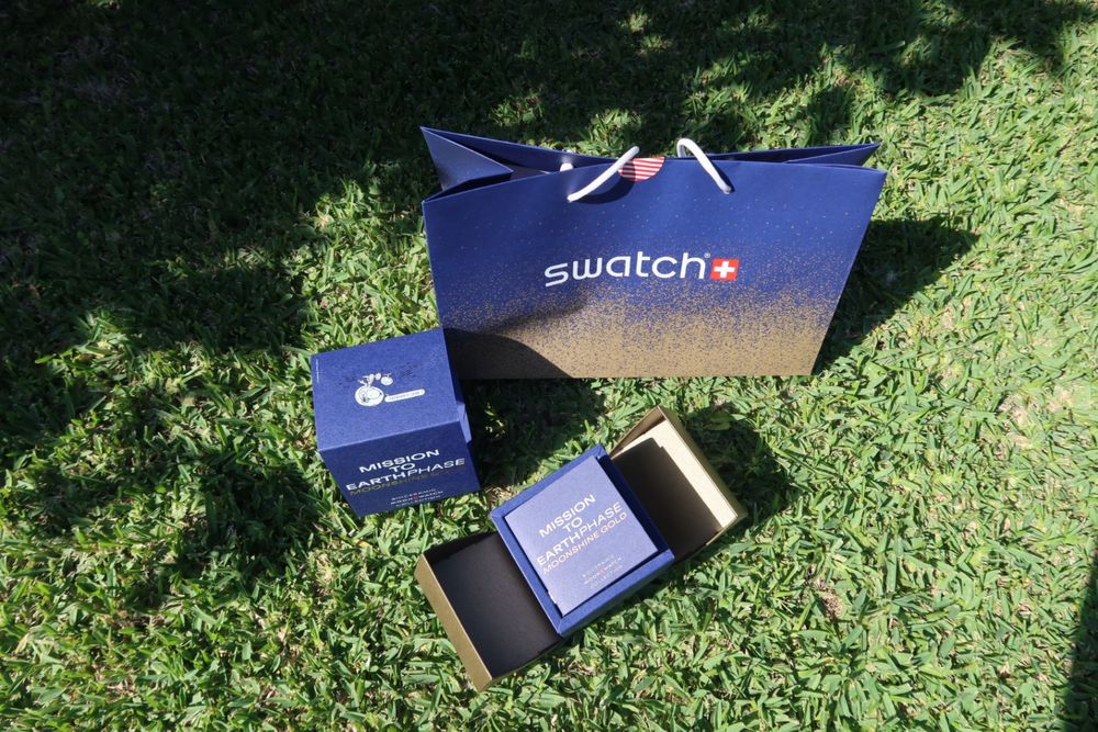 OMEGA X SWATCH GOLD Mission To Earthphase Moonshine Gold