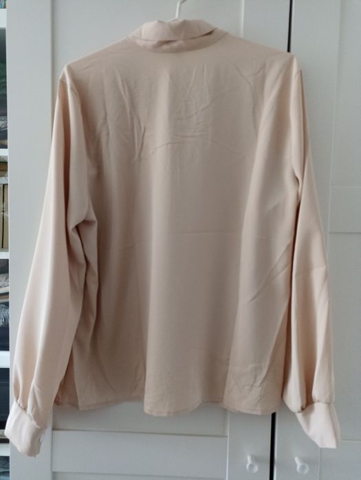 Bluzka z trójkątnym dekoltem, kolor beż