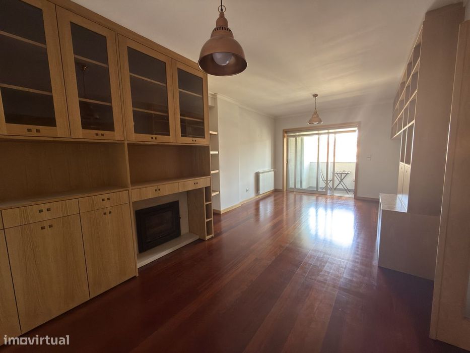Apartamento T2 com 2 casas de banho e garagem