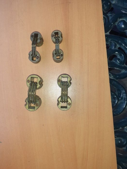 Dobradiças de latão redondas de embutir.