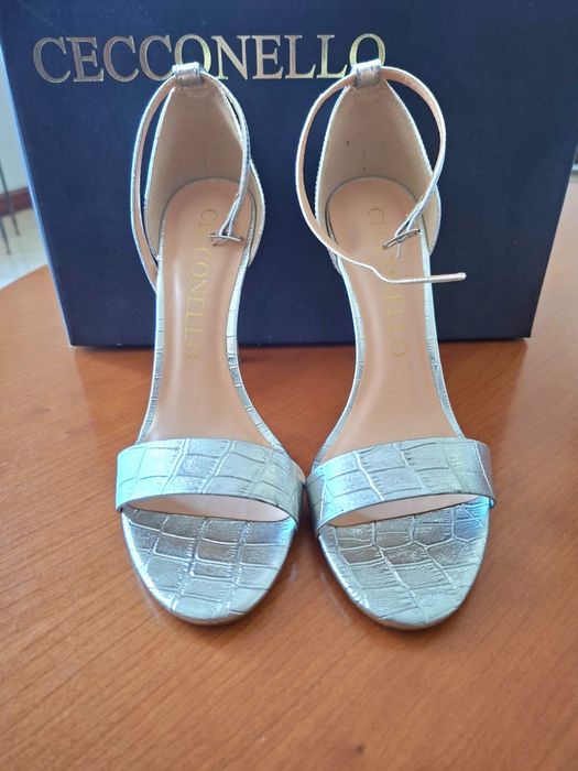 Sapatos de senhora prateados