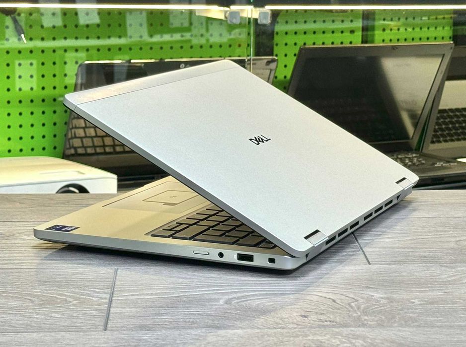 Cтан нового / Ноутбук Dell 2025 року / Intel Ultra 7 / 32 DDR5