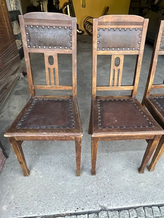 Drewniane krzesła z czasów międzywojennych