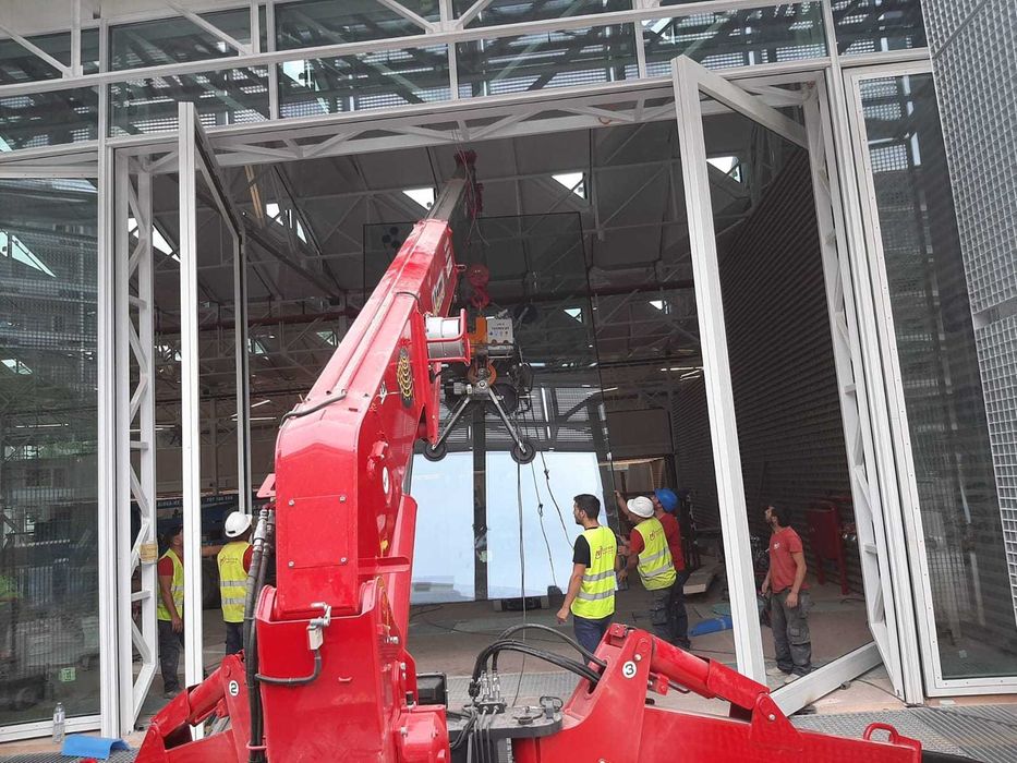 Mini grua aranha UNIC URW-547 para Aluguer e Prestação de Serviços