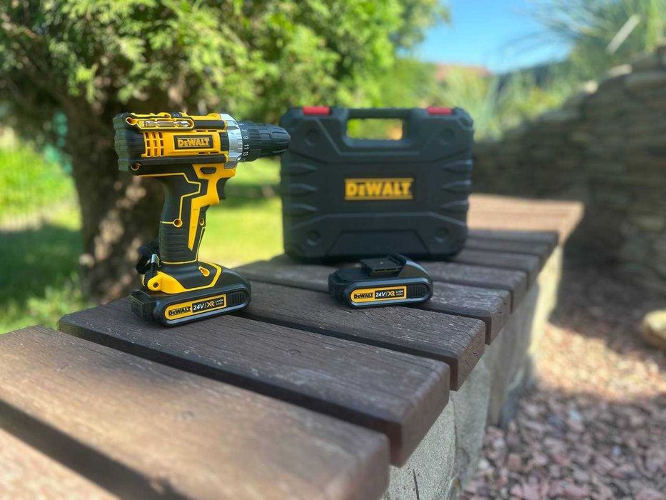 Дрель-шуруповерт на аккумуляторе DeWALT с набором инструментов в кейсе