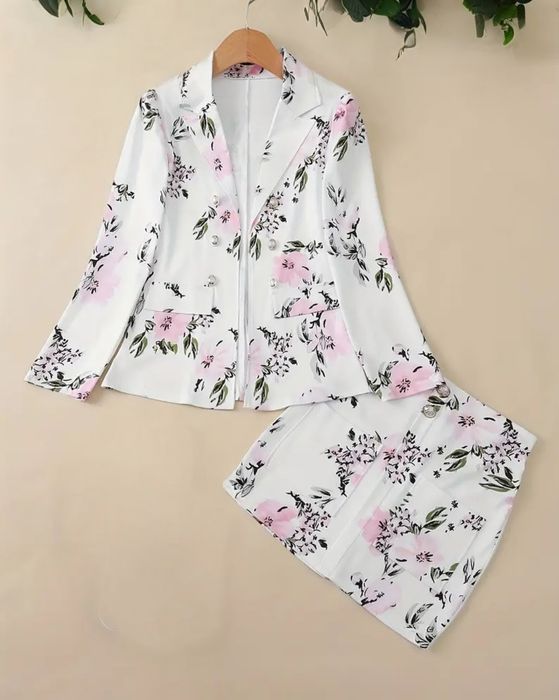 Komplet Marynarka i  spódnica.