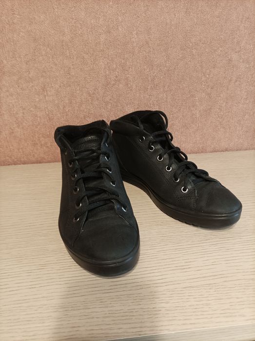 Продам женские демисезонные ботинки Ecco