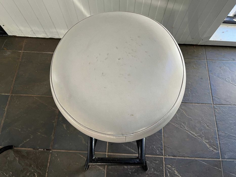 Conjunto de Bancos Altos Redondos com Apoio de Metal e Assento de Pele