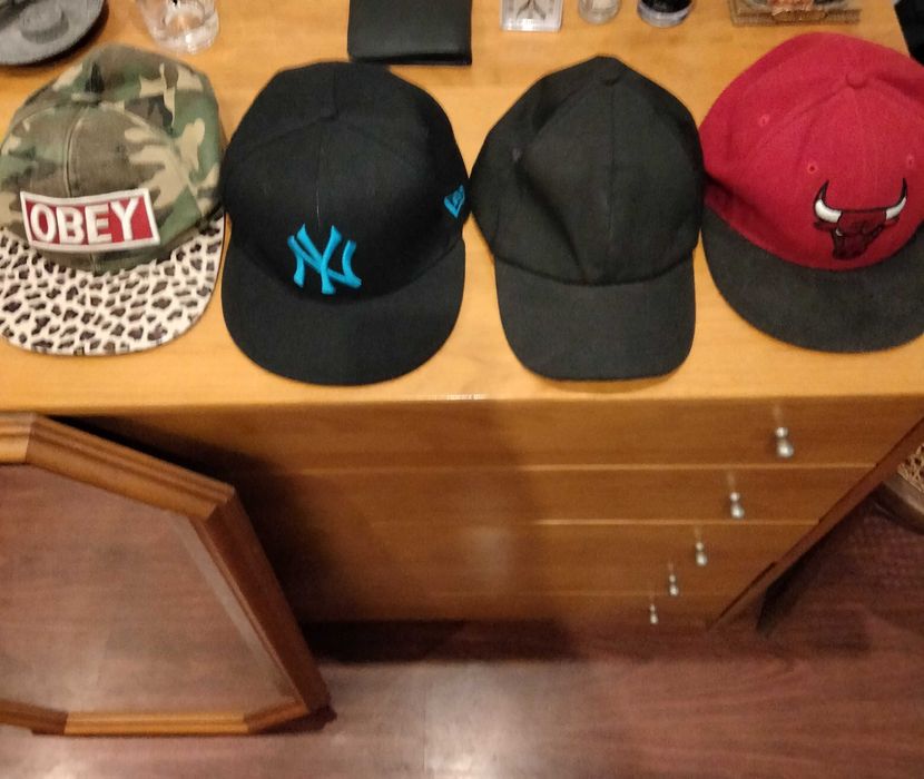 Quatro caps oficiais