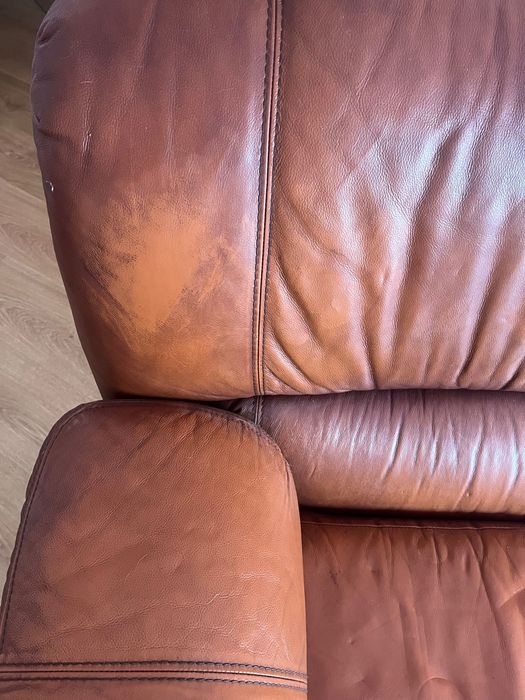 Sofá em pele castanho