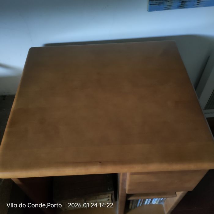 Móvel em madeira maciça castanho.