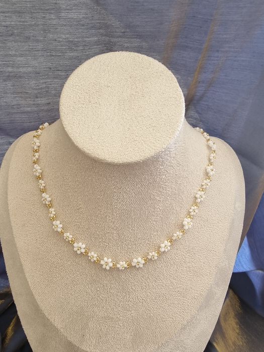 Colar de flores, feito à mão por mim própria