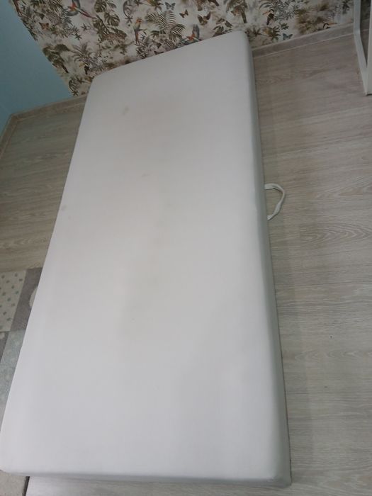 Materac na stelażu 90x200 cm