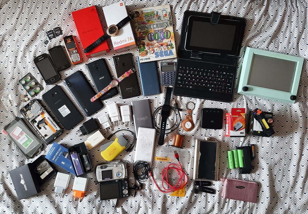 Техніка, смартфон, павербанк, годинник, блок живлення, камера,ліхтарик