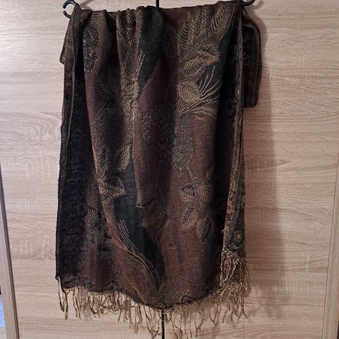 Zwiewny szal damski / wzór, stan nowy