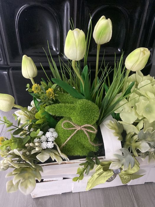 Kompozycja kwiatowa stroik Wielkanoc tulipany silikon wiosenna