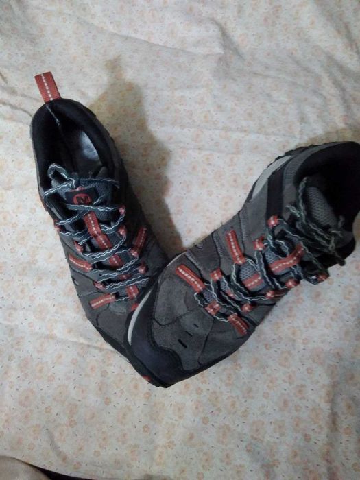 Чоловічі кросси б/в ,. розміри  43- 27 см