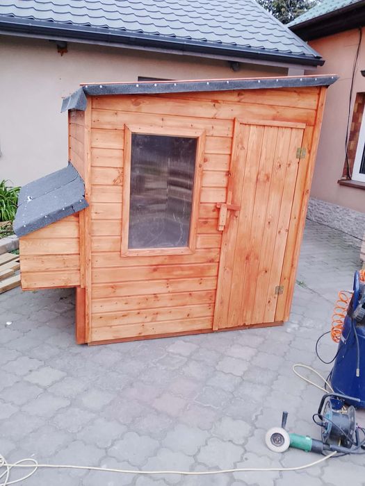 Drewniany mały kurnik