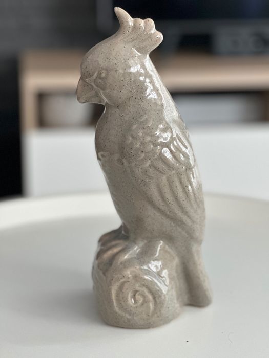 Peça em porcelana Arara