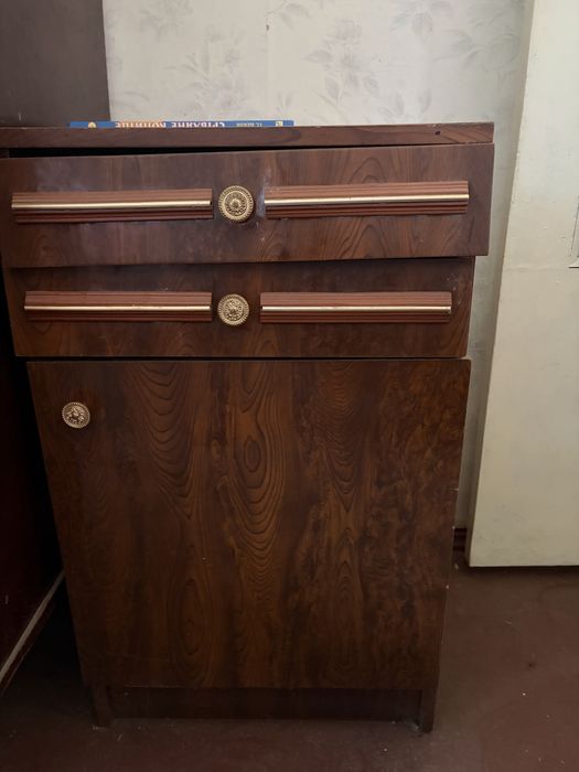 Отдам мебель, кровати, тумбочки, шкафы