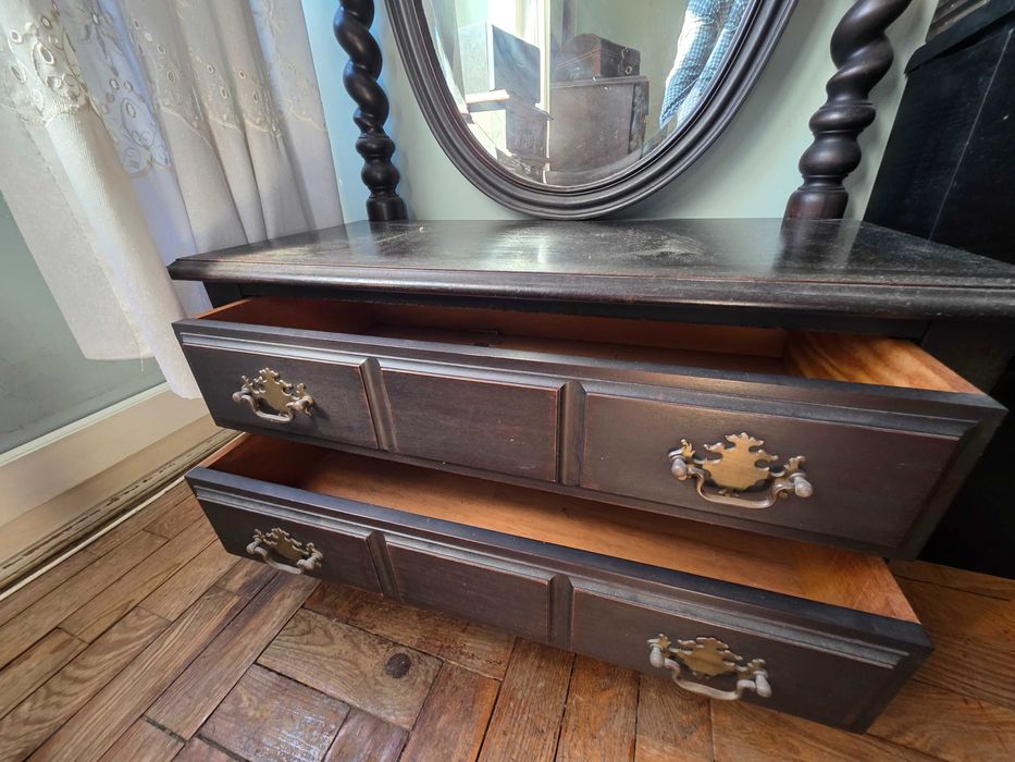 Movel com gavetas e espelho