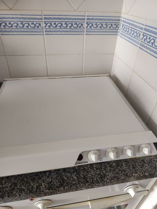 Moveis de cozinha branca+ pedra+ fogão+ forno + lava-loiça