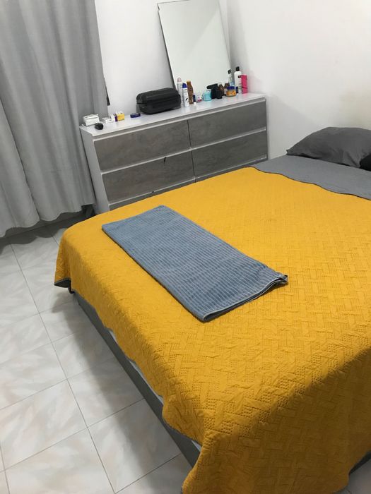 QUARTO DE CASAL NA AMORA, disponível entrada imediata.