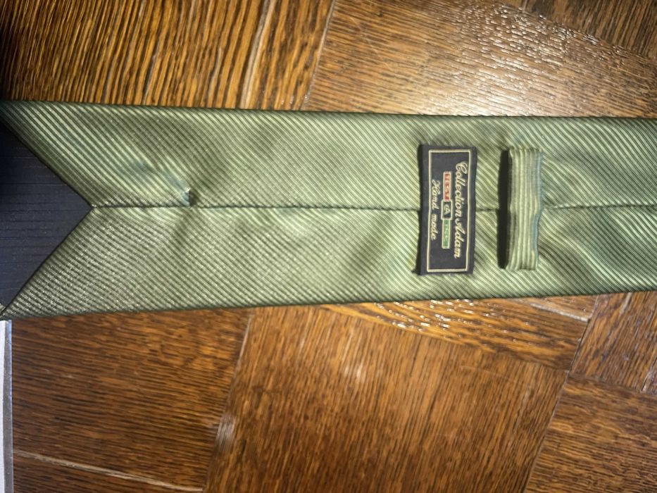 Zielony krawat w prążki