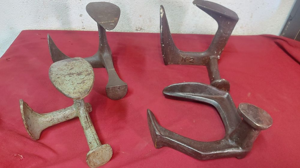 Várias sapateiras antigas