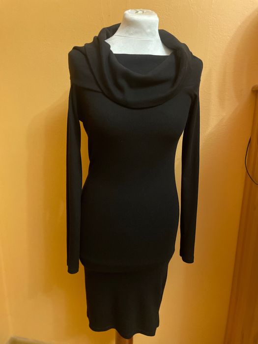 Czarna sukienka z szerokim golfem.