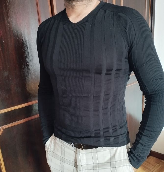 Várias peças de roupa de marca