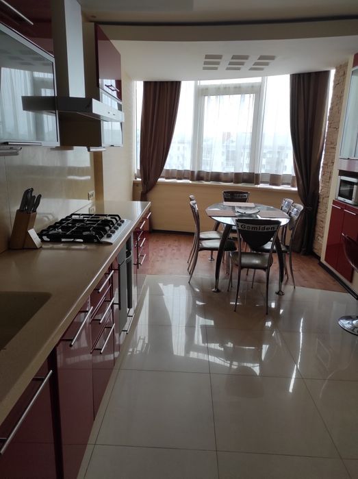 Центр, вул. Соборності, 50, 3-и кімн. квартира.