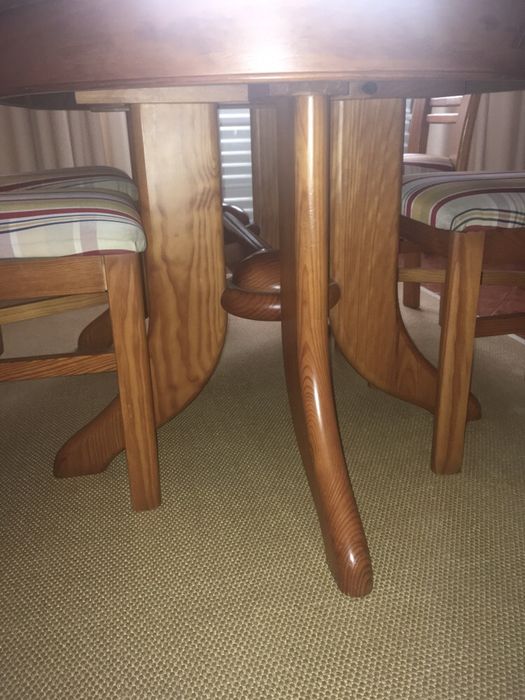 Mesa de jantar em pinho mel maciço + 4 cadeiras com assento estofado