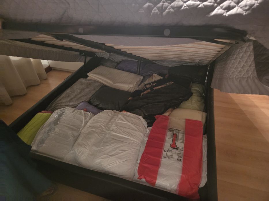 Cama estofada castanha com arrumação elevatória
