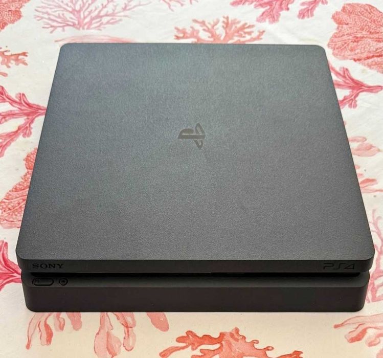 PS4 500GB com jogos e comando incluído. Impecável como nova.