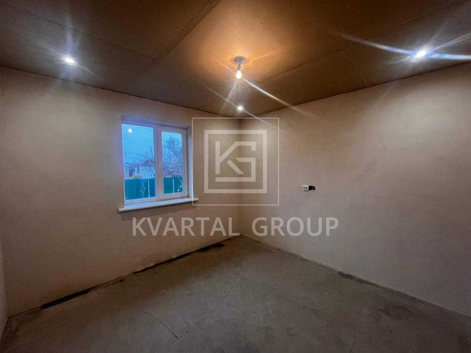 Будинок в мальовничому містечку. Бучанське водосховище